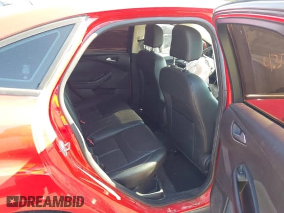 ✅ 2015 Ford Focus SE • VIN: 1FADP3F22FL228683 • Lot: 43024170. Wystawiony na IAAI z przebiegiem 148 765 mil. Bezpłatny archiwum sprzedaży aukcyjnych z USA i szczegółowy raport historii pojazdu na DreamBid. Zdjęcie 8.