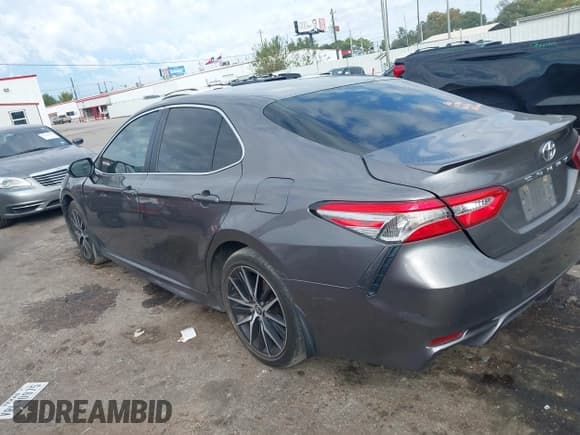 ✅ 2018 Toyota Camry XLE • VIN: 4T1B11HK2JU658149 • Lot: 43544385. Wystawiony na IAAI z przebiegiem 175 629 mil. Bezpłatny archiwum sprzedaży aukcyjnych z USA i szczegółowy raport historii pojazdu na DreamBid. Zdjęcie 3.