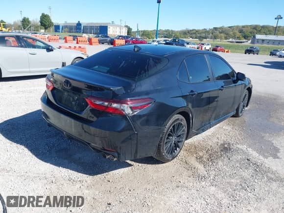 2022 Toyota Camry SE z VIN 4T1G11AKXNU030958, wystawiony jako IAAI lot #43466586 z przebiegiem 65 774 mil mil oraz . Historia ofert i sprzedaży dostępna na DreamBid. Obrazek 4.