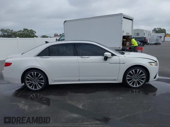 ✅ 2018 Lincoln Continental Reserve • VIN: 1LN6L9NC9J5616871 • Lot: 43531515. Wystawiony na IAAI z przebiegiem 58 745 mil. Bezpłatny archiwum sprzedaży aukcyjnych z USA i szczegółowy raport historii pojazdu na DreamBid. Zdjęcie 13.
