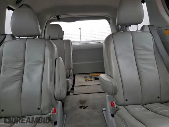✅ 2012 Toyota Sienna XLE • VIN: 5TDDK3DC8CS039163 • Лот: 96236745. Опубликован ранее на Copart с пробегом 225 925 миль. Бесплатный доступ к архиву аукционных продаж из США и подробный отчёт об истории автомобиля на DreamBid. Изображение 10.