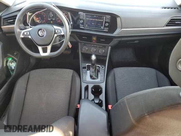 ✅ 2019 Volkswagen Jetta S • VIN: 3VWC57BUXKM068634 • Лот: 82447315. Опубликован ранее на Copart с пробегом 124 242 миль. Бесплатный доступ к архиву аукционных продаж из США и подробный отчёт об истории автомобиля на DreamBid. Изображение 8.