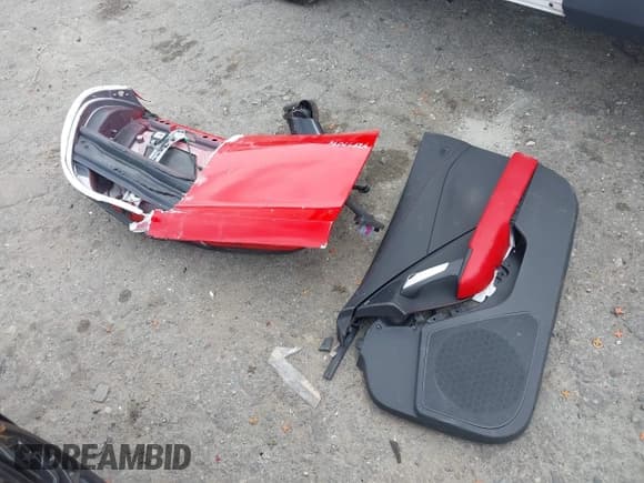 ✅ 2016 Chevrolet Corvette Z06 3LZ • VIN: 1G1YU2D66G5605051 • Lot: 42477046. Wystawiony na IAAI z przebiegiem 77 980 mil. Bezpłatny archiwum sprzedaży aukcyjnych z USA i szczegółowy raport historii pojazdu na DreamBid. Zdjęcie 12.