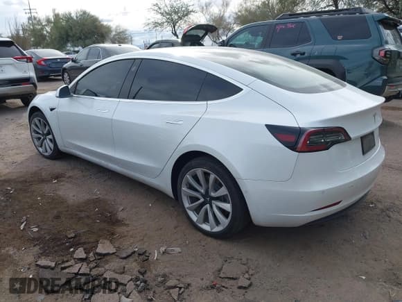 ✅ 2019 Tesla Model 3 Long Range • VIN: 5YJ3E1EB5KF390175 • Lot: 43711372. Wystawiony na IAAI z przebiegiem Nie podano. Bezpłatny archiwum sprzedaży aukcyjnych z USA i szczegółowy raport historii pojazdu na DreamBid. Zdjęcie 3.