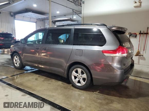 ✅ 2013 Toyota Sienna LE • VIN: 5TDKK3DC8DS378059 • Lot: 92311175. Wystawiony na Copart z przebiegiem 242 192 mil. Bezpłatny archiwum sprzedaży aukcyjnych z USA i szczegółowy raport historii pojazdu na DreamBid. Zdjęcie 2.