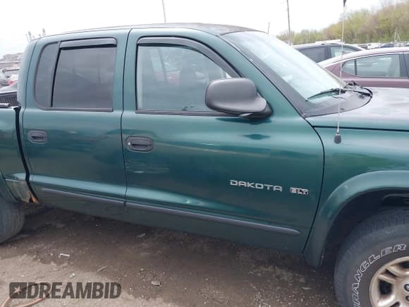 ✅ 2001 Dodge Dakota Sport • VIN: 1B7HG2ANX1S256902 • Lot: 42037703. Wystawiony na IAAI z przebiegiem 121 914 mil. Bezpłatny archiwum sprzedaży aukcyjnych z USA i szczegółowy raport historii pojazdu na DreamBid. Zdjęcie 13.