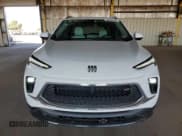 ✅ 2025 Buick Encore GX Sport Touring • VIN: KL4AMESL3SB111818 • Lot: 90853185. Wystawiony na Copart z przebiegiem 2 568 mil. Bezpłatny archiwum sprzedaży aukcyjnych z USA i szczegółowy raport historii pojazdu na DreamBid. Zdjęcie 5.