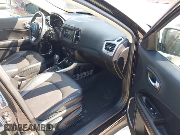 ✅ 2018 Jeep Compass Latitude • VIN: 3C4NJCBB0JT502515 • Lot: 42934546. Wystawiony na IAAI z przebiegiem 77 123 mil. Bezpłatny archiwum sprzedaży aukcyjnych z USA i szczegółowy raport historii pojazdu na DreamBid. Zdjęcie 5.