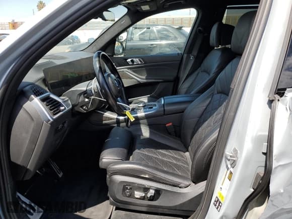 ✅ 2023 BMW X7 xDrive40i • VIN: 5UX23EM07P9P49972 • Lot: 70723975. Wystawiony na Copart z przebiegiem 60 038 mil. Bezpłatny archiwum sprzedaży aukcyjnych z USA i szczegółowy raport historii pojazdu na DreamBid. Zdjęcie 7.