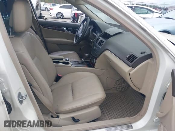 ✅ 2010 Mercedes-Benz C 300 Sport • VIN: WDDGF8BB2AF448044 • Lot: 43555294. Wystawiony na IAAI z przebiegiem 242 461 mil. Bezpłatny archiwum sprzedaży aukcyjnych z USA i szczegółowy raport historii pojazdu na DreamBid. Zdjęcie 5.