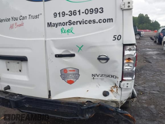 ✅ 2021 Nissan NV Cargo S • VIN: 1N6BF0LY2MN806498 • Lot: 42461744. Wystawiony na IAAI z przebiegiem 137 880 mil. Bezpłatny archiwum sprzedaży aukcyjnych z USA i szczegółowy raport historii pojazdu na DreamBid. Zdjęcie 17.