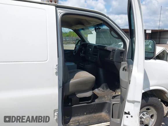 ✅ 2014 Chevrolet Express Cargo • VIN: 1GCWGFCAXE1148090 • Lot: 42994885. Listed on IAAI with 215,180 mi. Free auction sales archive from the USA and detailed vehicle history report at DreamBid. Image 5.