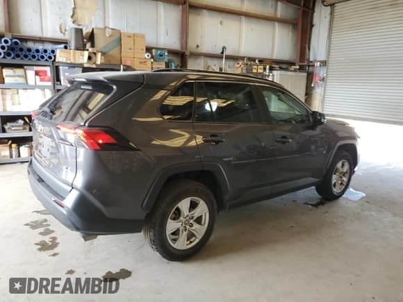 ✅ 2021 Toyota RAV4 XLE • VIN: 2T3W1RFV3MC171987 • Lot: 67007665. Wystawiony na Copart z przebiegiem 58 755 mil. Bezpłatny archiwum sprzedaży aukcyjnych z USA i szczegółowy raport historii pojazdu na DreamBid. Zdjęcie 3.