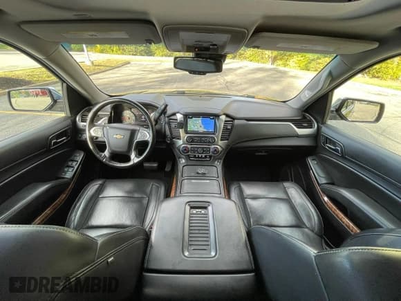 ✅ 2017 Chevrolet Suburban Premier • VIN: 1GNSKJKCXHR240591 • Lot: 91875275. Wystawiony na Copart z przebiegiem 305 907 mil. Bezpłatny archiwum sprzedaży aukcyjnych z USA i szczegółowy raport historii pojazdu na DreamBid. Zdjęcie 9.