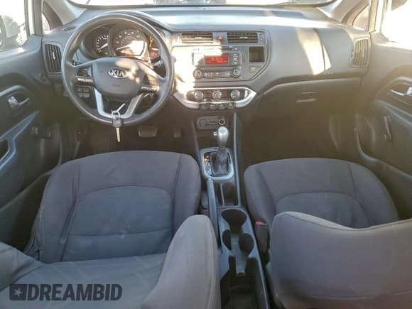 ✅ 2014 Kia Rio LX • VIN: KNADM5A30E6418281 • Lot: 96533555. Wystawiony na Copart z przebiegiem 186 957 mil. Bezpłatny archiwum sprzedaży aukcyjnych z USA i szczegółowy raport historii pojazdu na DreamBid. Zdjęcie 8.