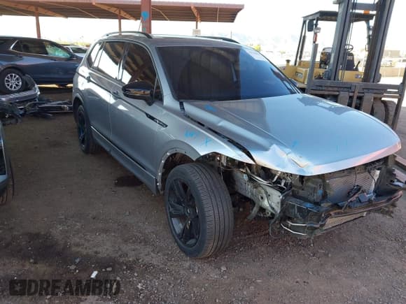 ✅ 2023 Volkswagen Tiguan SE R-Line Black • VIN: 3VVCB7AX9PM132551 • Лот: 43126052. Опубликован ранее на IAAI с пробегом 25 795 миль. Бесплатный доступ к архиву аукционных продаж из США и подробный отчёт об истории автомобиля на DreamBid. Изображение 1.