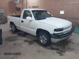 2002 Chevrolet Silverado 1500 LS z VIN 1GCEK14T02Z120888, wystawiony jako IAAI lot #41504133 z przebiegiem 131 667 mil mil oraz . Historia ofert i sprzedaży dostępna na DreamBid. Obrazek 1.