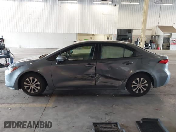 ✅ 2022 Toyota Corolla Hybrid LE • VIN: JTDEAMDE5N3011629 • Lot: 43001535. Listed on IAAI with 34,385 mi. Free auction sales archive from the USA and detailed vehicle history report at DreamBid. Image 14.