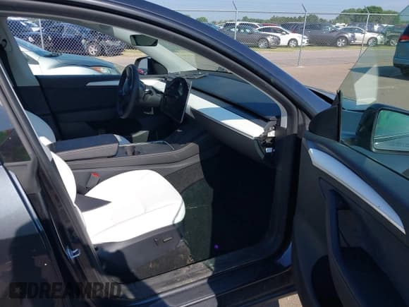 ✅ 2024 Tesla Model Y Performance • VIN: 7SAYGDEF8RF020386 • Lot: 42668591. Wystawiony na IAAI z przebiegiem 33 393 mil. Bezpłatny archiwum sprzedaży aukcyjnych z USA i szczegółowy raport historii pojazdu na DreamBid. Zdjęcie 5.