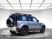 ✅ 2023 Land Rover Defender S • VIN: SALEJ7EX3P2131XXX • Lot: 64873695. Wystawiony na Copart z przebiegiem 22 251 mil. Bezpłatny archiwum sprzedaży aukcyjnych z USA i szczegółowy raport historii pojazdu na DreamBid. Zdjęcie 3.