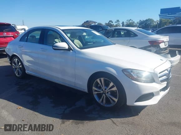✅ 2018 Mercedes-Benz C 300 • VIN: 55SWF4JB9JU282205 • Lot: 43469444. Wystawiony na IAAI z przebiegiem 28 820 mil. Bezpłatny archiwum sprzedaży aukcyjnych z USA i szczegółowy raport historii pojazdu na DreamBid. Zdjęcie 1.