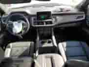 2024 Chevrolet Suburban LT z VIN 1GNSCCKDXRR331850, wystawiony jako Copart lot #79974784 z przebiegiem 4 611 mil mil oraz Czysty tytuł • Clean title. Historia ofert i sprzedaży dostępna na DreamBid. Obrazek 8.