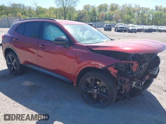 ✅ 2023 Buick Envision Essence • VIN: LRBFZNR45PD020538 • Lot: 42118435. Wystawiony na IAAI z przebiegiem 54 470 mil. Bezpłatny archiwum sprzedaży aukcyjnych z USA i szczegółowy raport historii pojazdu na DreamBid. Zdjęcie 1.