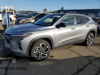 ✅ 2025 Chevrolet Trax 2RS • VIN: KL77LJEPXSC036519 • Лот: 82345395. Опубликован ранее на Copart с пробегом 10 048 миль. Бесплатный доступ к архиву аукционных продаж из США и подробный отчёт об истории автомобиля на DreamBid. Изображение 1.