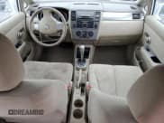 ✅ 2007 Nissan Versa SL • VIN: 3N1BC11E67L402475 • Лот: 84464734. Опубликован ранее на Copart с пробегом 62 399 миль. Бесплатный доступ к архиву аукционных продаж из США и подробный отчёт об истории автомобиля на DreamBid. Изображение 8.