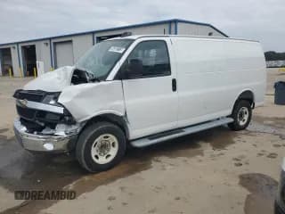 ✅ 2025 Chevrolet Express Cargo • VIN: 1GCWGAFP8S1159197 • Lot: 85582315. Wystawiony na Copart z przebiegiem Nie podano. Bezpłatny archiwum sprzedaży aukcyjnych z USA i szczegółowy raport historii pojazdu na DreamBid. Zdjęcie 1.