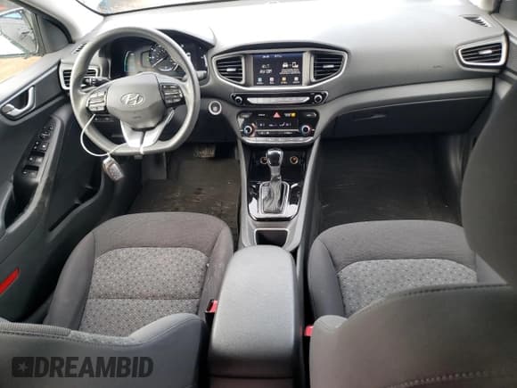 ✅ 2018 Hyundai Ioniq Blue • VIN: KMHC65LC9JU073355 • Lot: 42748705. Wystawiony na Copart z przebiegiem 74 276 mil. Bezpłatny archiwum sprzedaży aukcyjnych z USA i szczegółowy raport historii pojazdu na DreamBid. Zdjęcie 8.