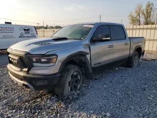 2019 Ram 1500 Rebel z VIN 1C6RRELT6KN706645, wystawiony jako Copart lot #71678415 z przebiegiem 94 728 mil mil oraz Szkoda całkowita • Salvage title. Historia ofert i sprzedaży dostępna na DreamBid. Obrazek 1.