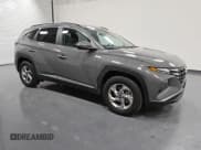 ✅ 2024 Hyundai Tucson SEL • VIN: 5NMJBCDE7RH427081 • Lot: 78979654. Wystawiony na Copart z przebiegiem 7 490 mil. Bezpłatny archiwum sprzedaży aukcyjnych z USA i szczegółowy raport historii pojazdu na DreamBid. Zdjęcie 4.