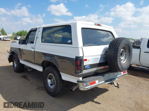 ✅ 1995 Ford Bronco Eddie Bauer • VIN: 1FMEU15N9SLB77132 • Лот: 43497559. Опубликован ранее на IAAI с пробегом 187 339 миль. Бесплатный доступ к архиву аукционных продаж из США и подробный отчёт об истории автомобиля на DreamBid. Изображение 3.
