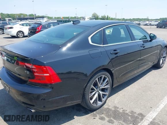 ✅ 2019 Volvo S90 Momentum • VIN: LVY102AK1KP079116 • Lot: 42422745. Wystawiony na IAAI z przebiegiem 17 087 mil. Bezpłatny archiwum sprzedaży aukcyjnych z USA i szczegółowy raport historii pojazdu na DreamBid. Zdjęcie 4.