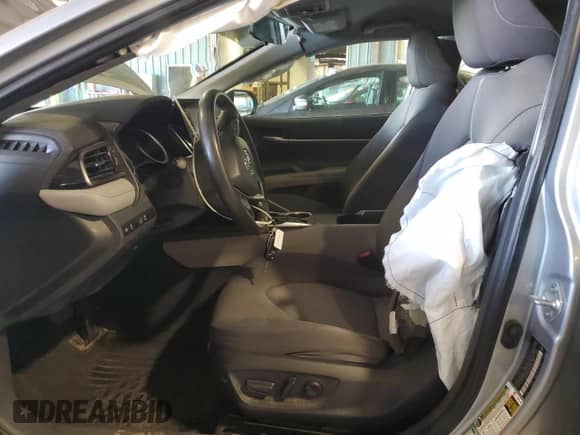 2023 Toyota Camry LE z VIN 4T1C11BK4PU104228, wystawiony jako Copart lot #86298635 z przebiegiem 135 420 mil mil oraz Szkoda całkowita • Salvage title. Historia ofert i sprzedaży dostępna na DreamBid. Obrazek 7.