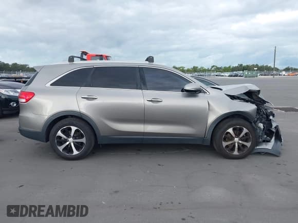 ✅ 2017 Kia Sorento EX • VIN: 5XYPH4A56HG233136 • Lot: 43586055. Listed on IAAI with 170,981 mi. Free auction sales archive from the USA and detailed vehicle history report at DreamBid. Image 13.