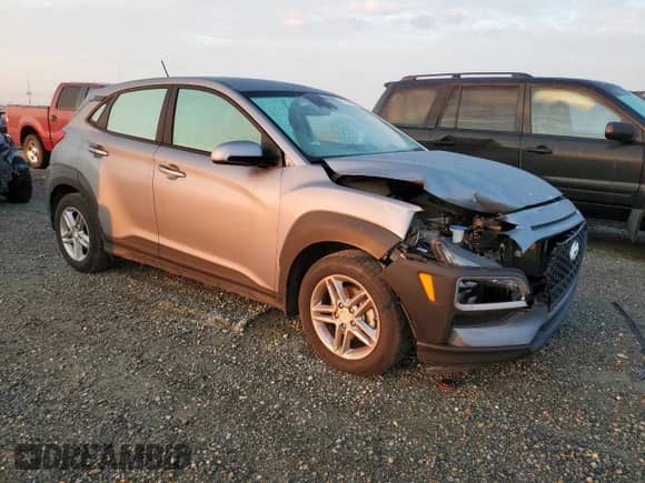 2020 Hyundai Kona SE с VIN KM8K12AA5LU579536, выставлен на аукционе Copart как лот 70356342 с пробегом 61 940 миль миль и . История ставок и продаж доступна на DreamBid. Изображение 4.