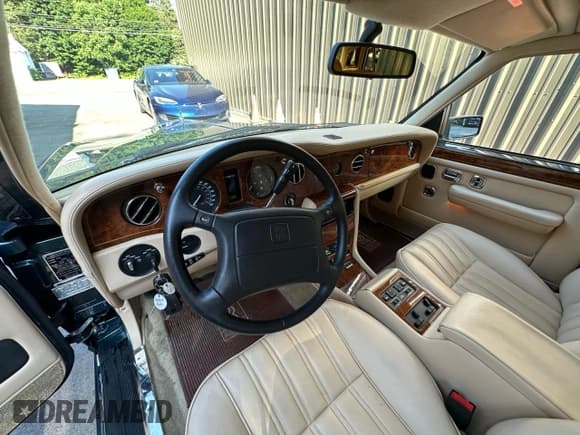 ✅ 1997 Rolls-Royce Silver Spur • VIN: SCAZN19C3VCX59072 • Lot: 81083365. Wystawiony na Copart z przebiegiem 26 202 mil. Bezpłatny archiwum sprzedaży aukcyjnych z USA i szczegółowy raport historii pojazdu na DreamBid. Zdjęcie 9.