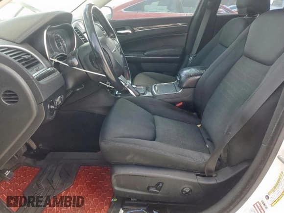 ✅ 2018 Chrysler 300 Touring L • VIN: 2C3CCAAG5JH320826 • Лот: 84004295. Опубликован ранее на Copart с пробегом 87 085 миль. Бесплатный доступ к архиву аукционных продаж из США и подробный отчёт об истории автомобиля на DreamBid. Изображение 7.