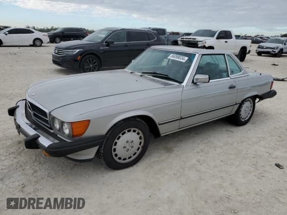 ✅ 1987 Mercedes-Benz 560 SL • VIN: WDBBA48D6HA074385 • Лот: 84098634. Опубликован ранее на Copart с пробегом 141 496 миль. Бесплатный доступ к архиву аукционных продаж из США и подробный отчёт об истории автомобиля на DreamBid. Изображение 1.