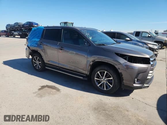 ✅ 2017 Toyota Highlander XLE • VIN: 5TDKZRFH2HS509077 • Lot: 86220585. Listed on Copart with 138,732 mi. Free auction sales archive from the USA and detailed vehicle history report at DreamBid. Image 4.