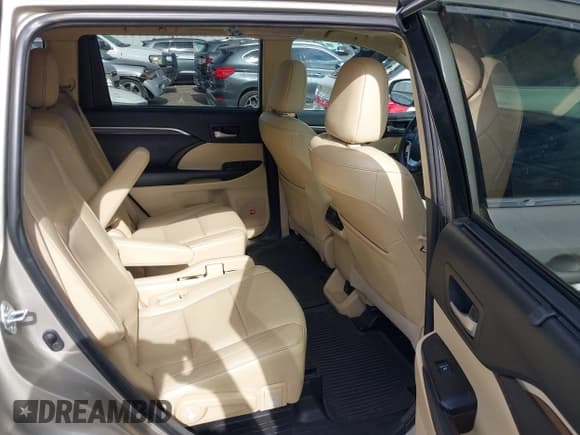 ✅ 2015 Toyota Highlander Limited • VIN: 5TDYKRFH3FS094413 • Lot: 42823458. Wystawiony na IAAI z przebiegiem 172 842 mil. Bezpłatny archiwum sprzedaży aukcyjnych z USA i szczegółowy raport historii pojazdu na DreamBid. Zdjęcie 8.