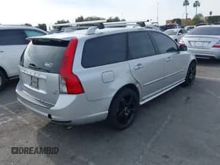 ✅ 2010 Volvo V50 R-Design • VIN: YV1672MJ4A2557403 • Лот: 41407376. Опубликован ранее на IAAI с пробегом 165 004 миль. Бесплатный доступ к архиву аукционных продаж из США и подробный отчёт об истории автомобиля на DreamBid. Изображение 4.