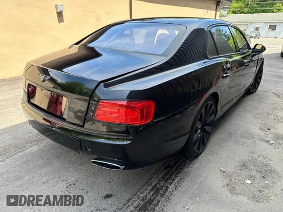 ✅ 2014 Bentley Flying Spur • VIN: SCBEC9ZA4EC094924 • Lot: 57308755. Wystawiony na Copart z przebiegiem 31 529 mil. Bezpłatny archiwum sprzedaży aukcyjnych z USA i szczegółowy raport historii pojazdu na DreamBid. Zdjęcie 4.