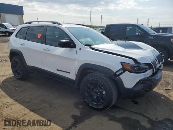 ✅ 2023 Jeep Cherokee Trailhawk • VIN: 1C4PJMBN0PD106916 • Lot: 61921595. Wystawiony na Copart z przebiegiem 16 768 mil. Bezpłatny archiwum sprzedaży aukcyjnych z USA i szczegółowy raport historii pojazdu na DreamBid. Zdjęcie 4.