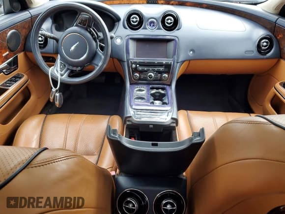 ✅ 2011 Jaguar XJ XJL • VIN: SAJWA2GB1BLV08331 • Лот: 72023735. Опубликован ранее на Copart с пробегом Не указан. Бесплатный доступ к архиву аукционных продаж из США и подробный отчёт об истории автомобиля на DreamBid. Изображение 8.