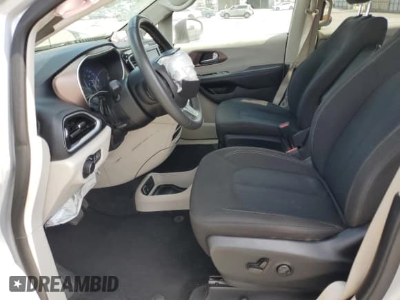 ✅ 2023 Chrysler Voyager LX • VIN: 2C4RC1CG1PR515991 • Лот: 80330515. Опубликован ранее на Copart с пробегом 69 917 миль. Бесплатный доступ к архиву аукционных продаж из США и подробный отчёт об истории автомобиля на DreamBid. Изображение 7.