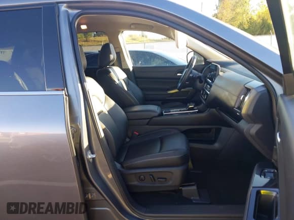 ✅ 2023 Nissan Pathfinder SL • VIN: 5N1DR3CCXPC217851 • Lot: 43588865. Wystawiony na IAAI z przebiegiem 23 630 mil. Bezpłatny archiwum sprzedaży aukcyjnych z USA i szczegółowy raport historii pojazdu na DreamBid. Zdjęcie 5.