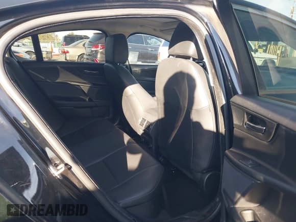 ✅ 2018 Jaguar XE 25t Premium • VIN: SAJAD4FX7JCP28579 • Лот: 41490648. Опубликован ранее на IAAI с пробегом 54 420 миль. Бесплатный доступ к архиву аукционных продаж из США и подробный отчёт об истории автомобиля на DreamBid. Изображение 8.